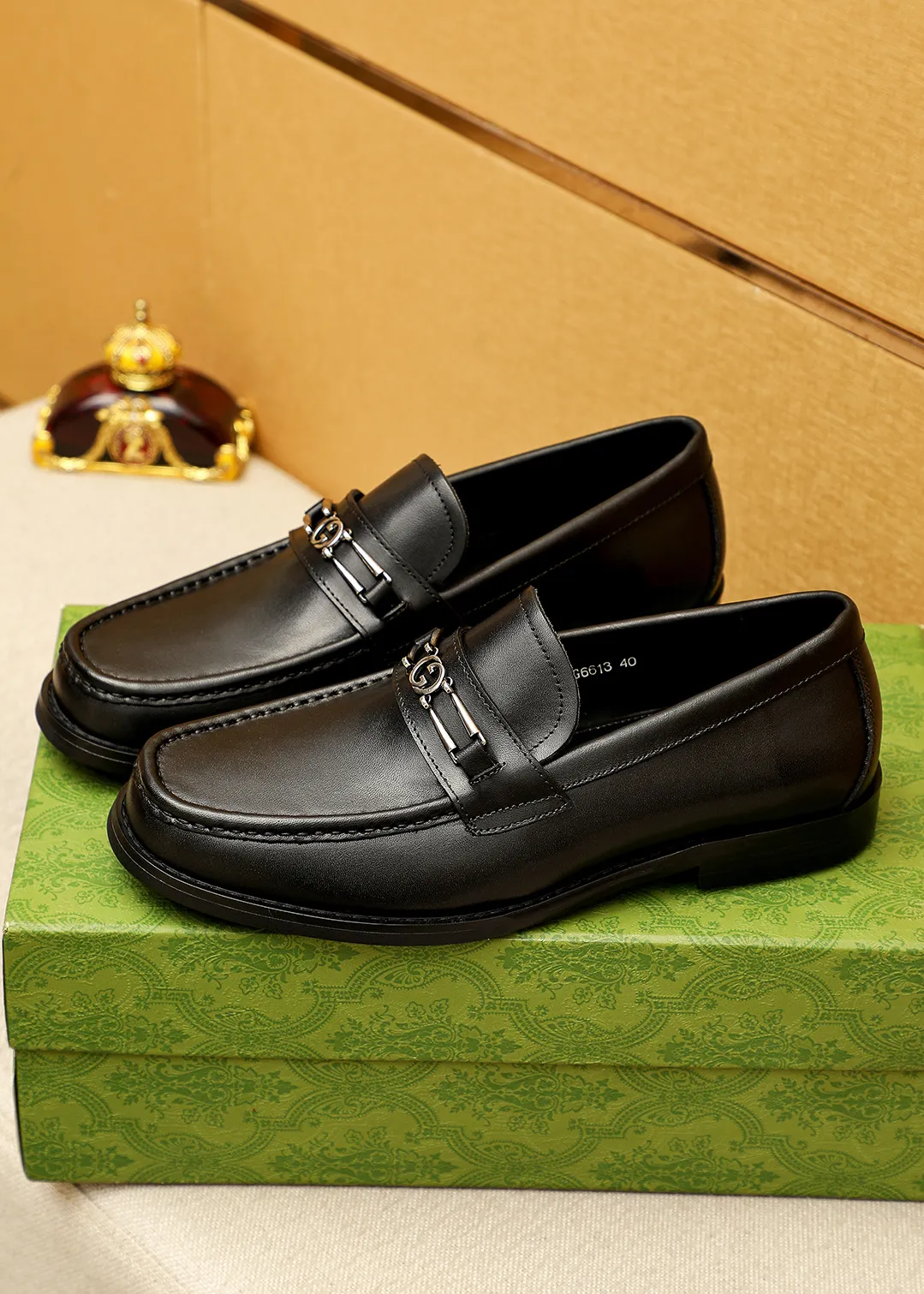 Men's shoes 💰480 💐 Product trademark: GUCCI "Gucci" casual leather shoes Regular size: 38-44 (45.46🉑️customized) Product materials: Selected imported first-layer calfskin upper + luxury hardware buckle, imported water-dyed cow leather lining. Strong three-dimensional visual effect, original outsole color: 2 colors available